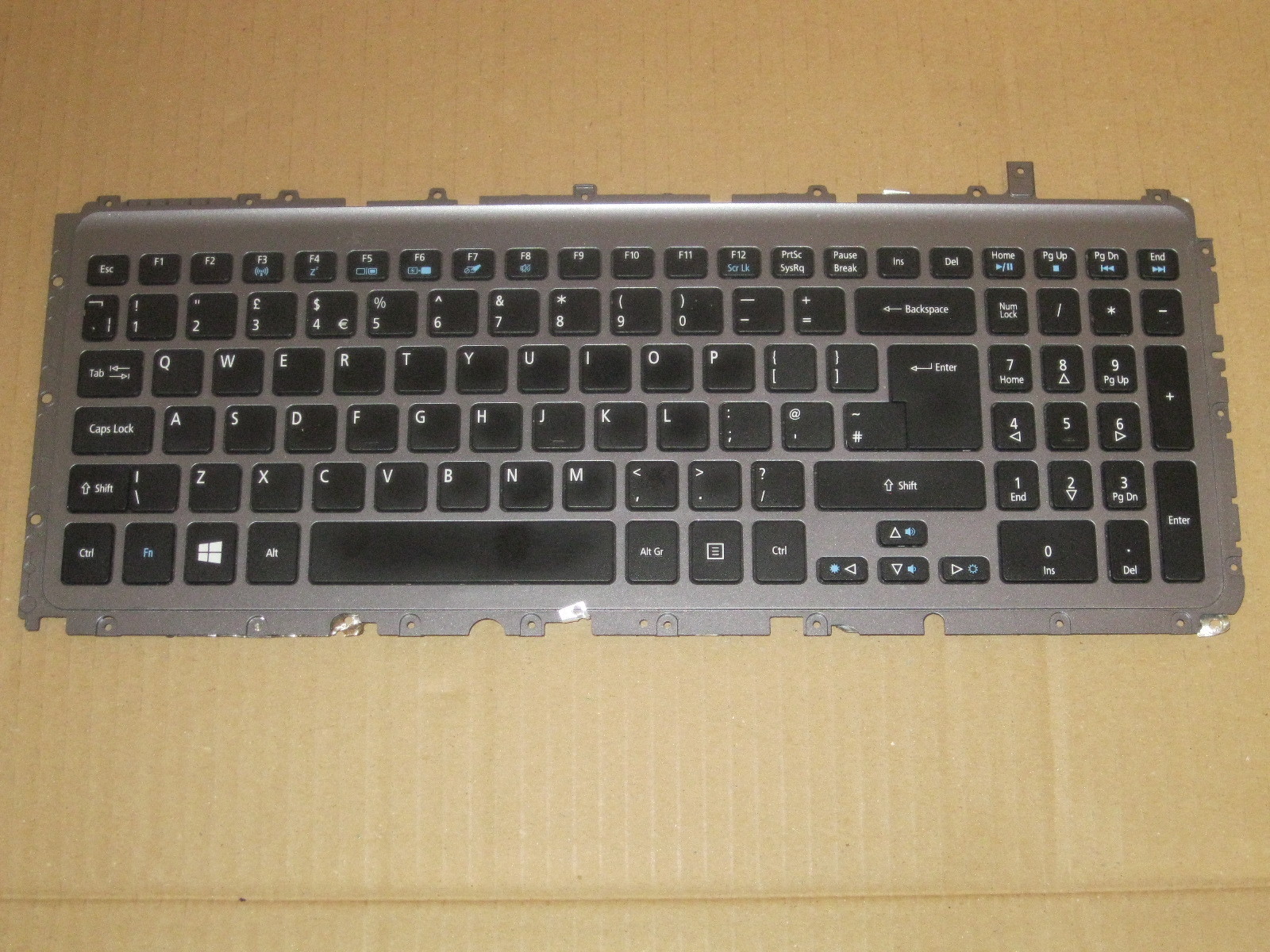 Náhradní klávesnice KEYBD.104K.BLACK.UK.W/FRAME